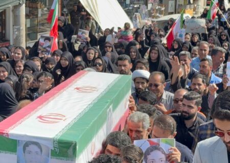 پیکر پاک دو شهید حمله آمریکایی _ اسراییلی بر روی دستهای قدرشناس مردم مسجدسلیمان تشییع شد