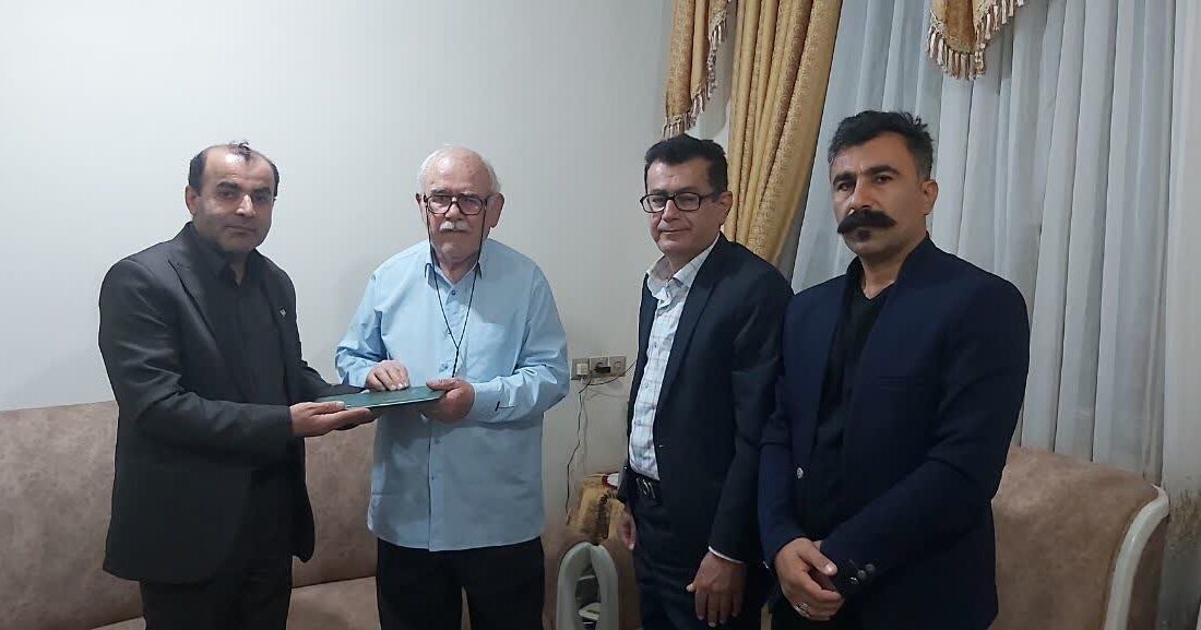 از پیشکسوت هنر قدسی خوشنویسی ایذه تقدیر شد