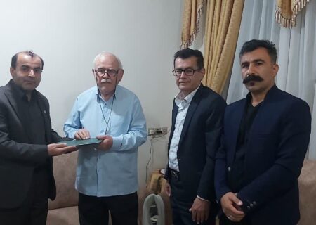 از پیشکسوت هنر قدسی خوشنویسی ایذه تقدیر شد 